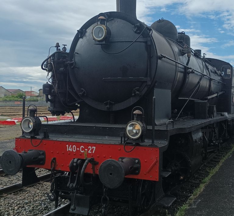 Gros plan sur la plaque 140-C-27, à l'avant de la locomotive
